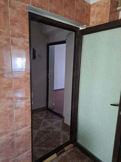 Inchiriez apartament trei camere peste strada de Catedrala Noua ,Scoala c nr 3 - 1