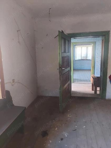 Casa cu curte, gradina ?i 3 terenuri de fanea?a - 1