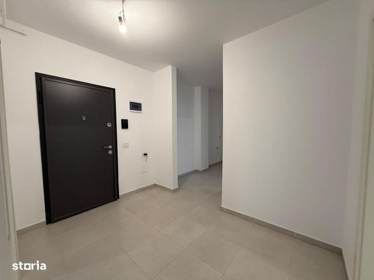 Apartament cu 3 camere decomandat în Tractorul