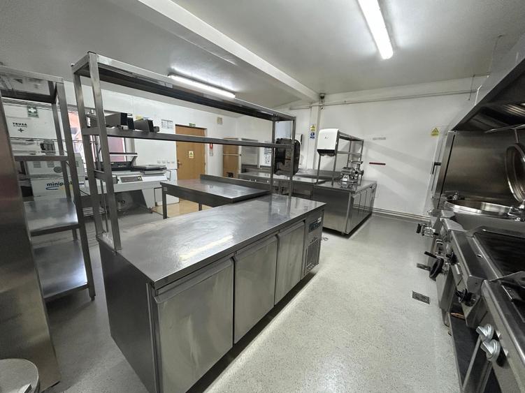 Spațiu autorizat alimentație publică, 75 mp, complet utilat, zona Autogara Beta - 6