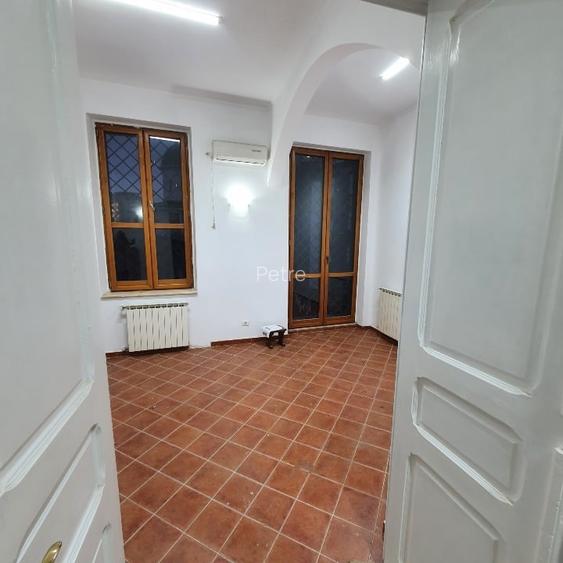 Unirii- proprietar, inhiriez duplex apartament 12 camere in vila, 320 mp