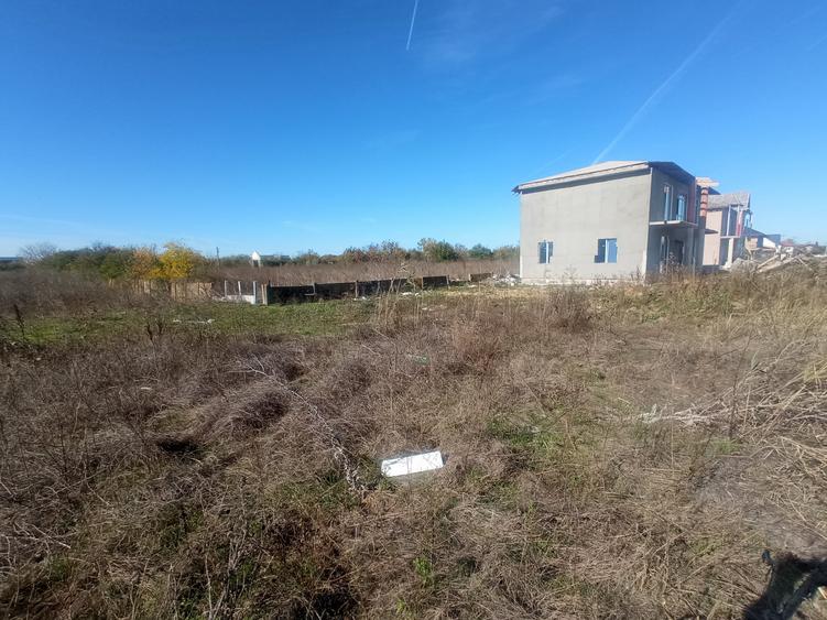 Teren Construcții intravilan de 450 mp, în Est
