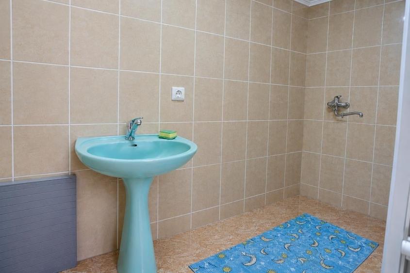 Casă cu 2 camere cu Teren 1421 Mp în Central