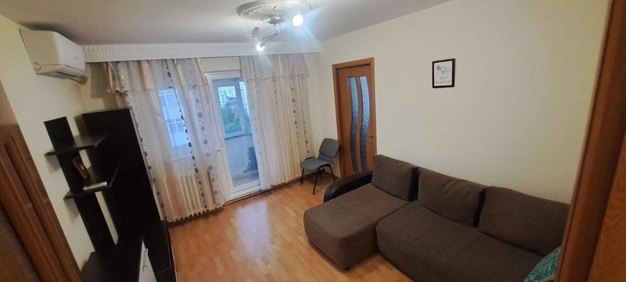Apartament cu 3 camere semidecomandat, mobilat în Podu Roș