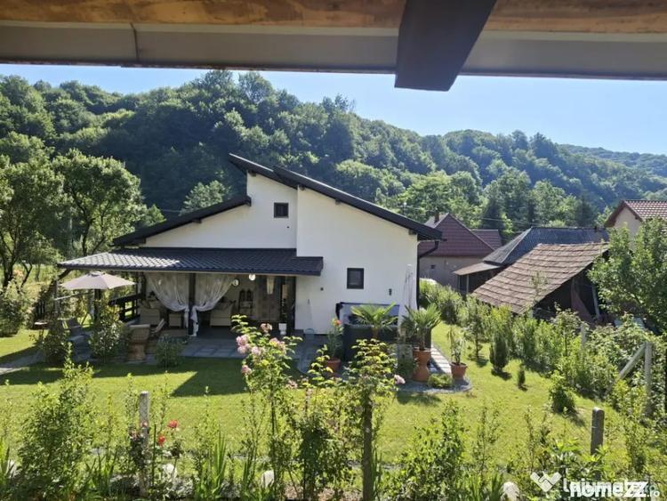 Casă cu 5 camere cu Teren 850 Mp în Firiza