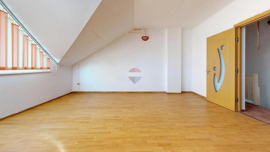 Apartament cu 3 camere semidecomandat în Florilor