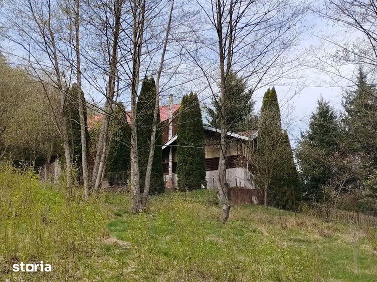 Casă cu 5 camere cu Teren 1600 Mp în Central