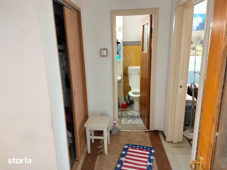 Apartament cu 3 camere semidecomandat în Tei
