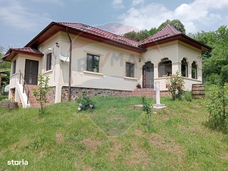 Casă cu 4 camere în Urluiești