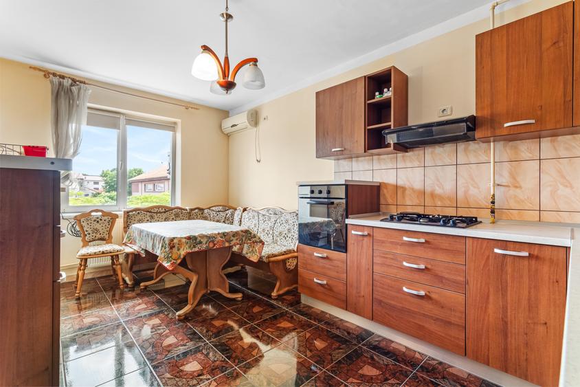 Vilă tip bloc 12 camere, 2 garaje 2 boxe  zona Tomis 1  Flămânda - 19