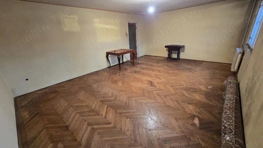 Proprietar vand apartament decomandat 3 camere 90 mp Brad zona Spital - 9