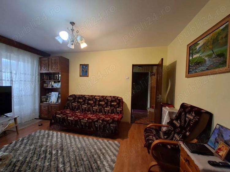 Zona Orizont - 3 camere semidecomandat balcon mobilat centrala etaj 2 - 3