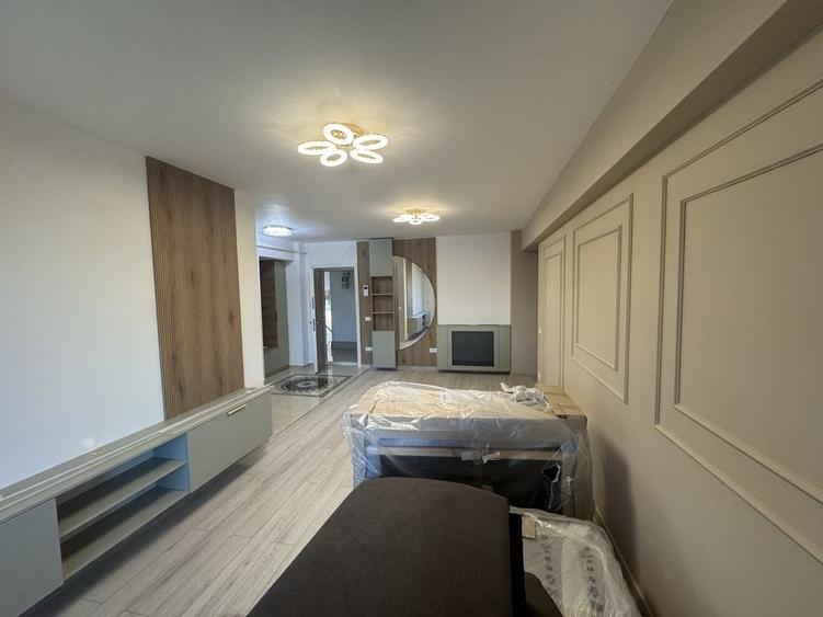 Apartament cu 3 camere semidecomandat în Cug