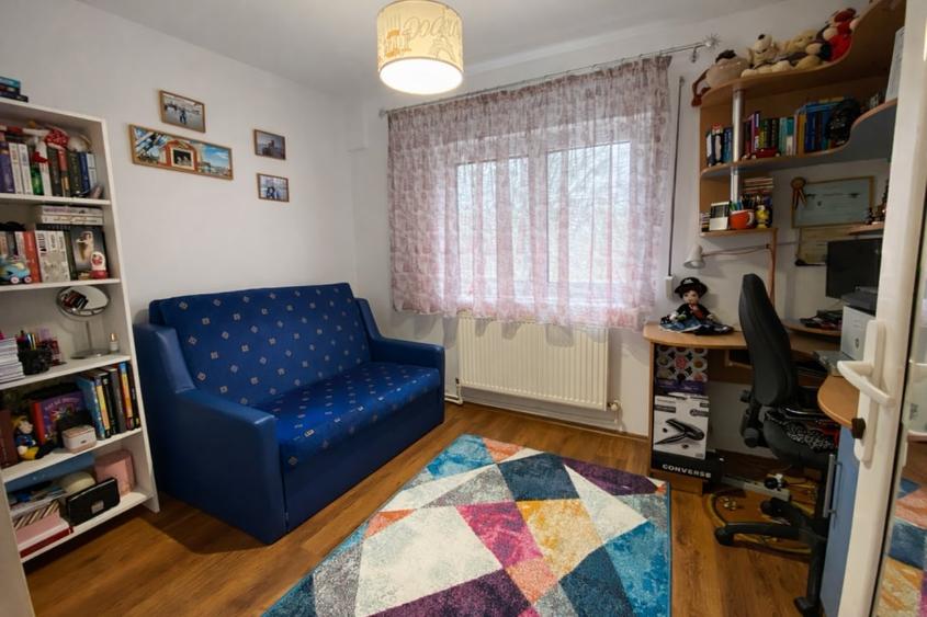 Apartament 3 camere | Decomandat | Etaj 2 | Parcare | zona Poarta 6 - 10