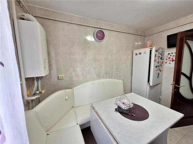 Apartament 3 camere semidecomandat, renovat si semi-mobilat, zona Cora-Bacau - 8