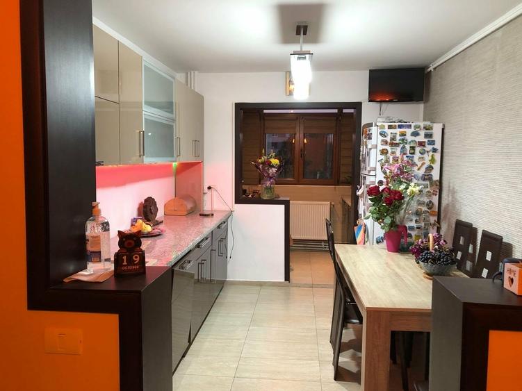 Aparatorii Patriei, Piata Berceni - 12