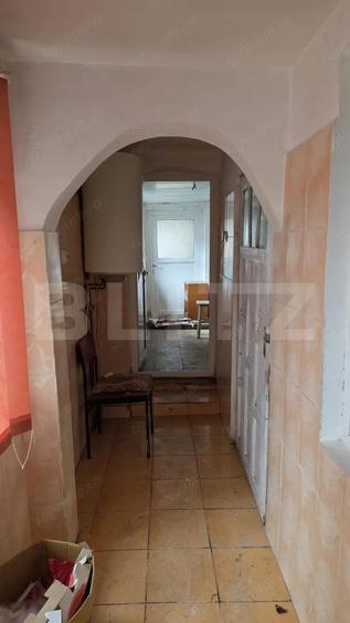 Casa cu acoperisul ars cu teren intravilan, 764 mp, zona Razvad - 4