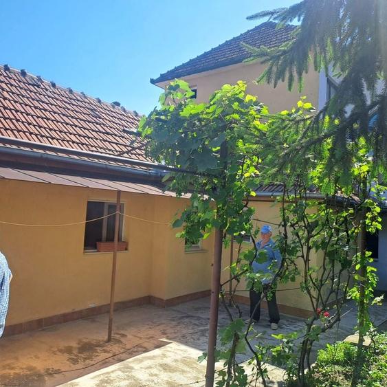 Casă cu 8 camere cu Teren 700 Mp în Semicentral