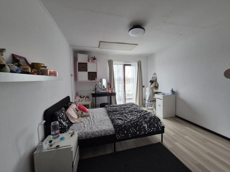 Casă individuală cu 6 camere cu Garaj în Est