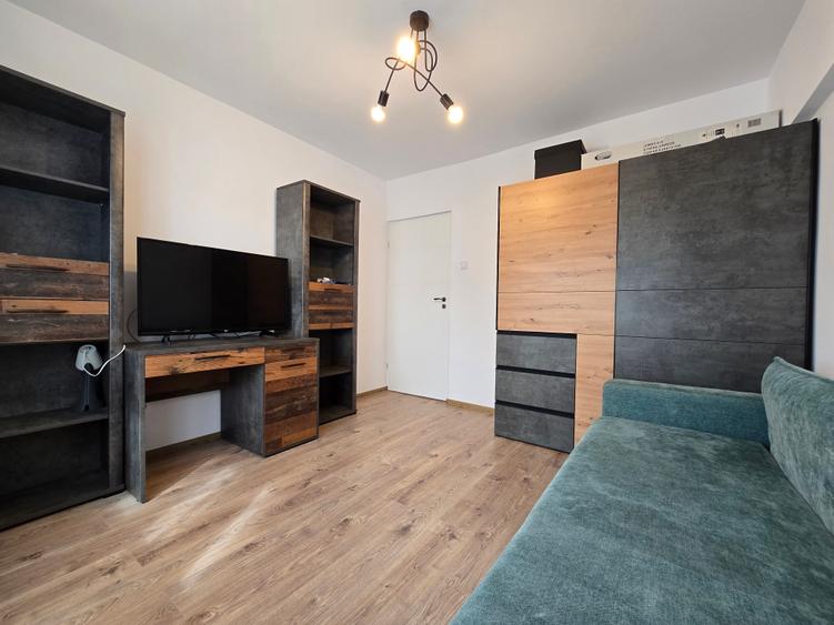 Apartament cu 3 camere decomandat în Olteniței