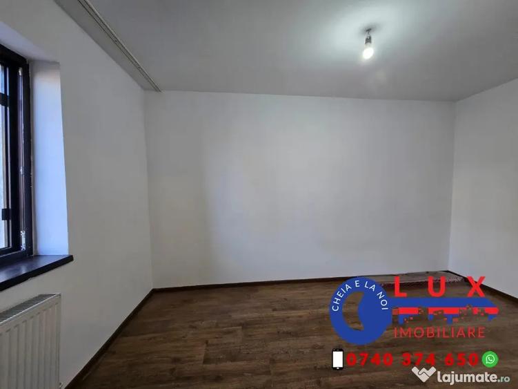 Apartament cu 3 camere semidecomandat în Neptun