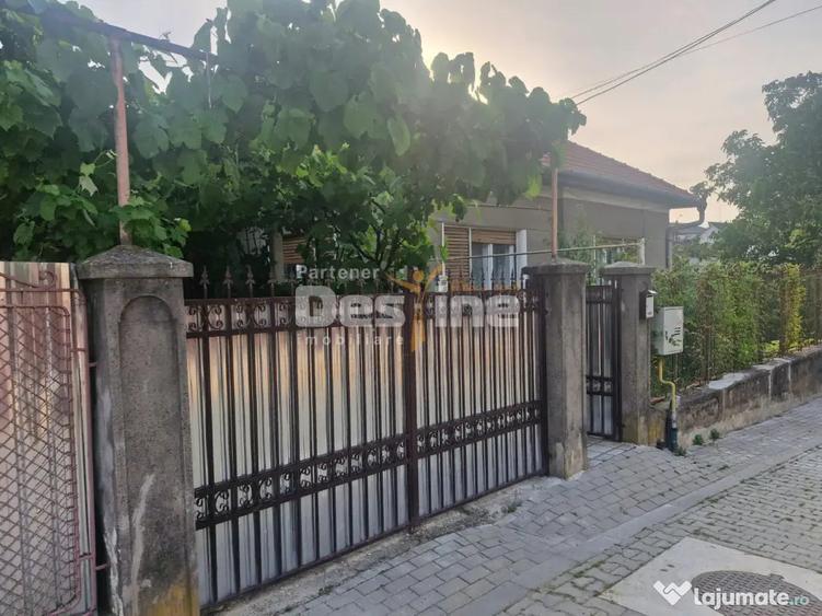 Casă cu 7 camere cu Teren 660 Mp în Central