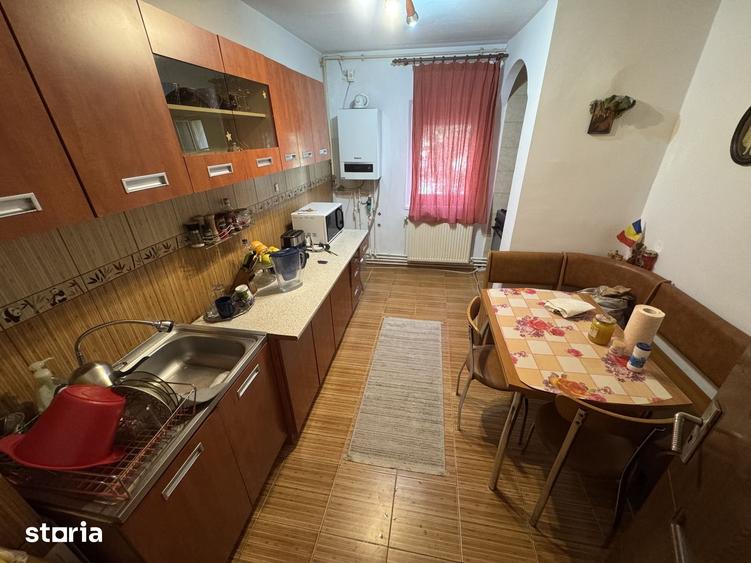 Apartament cu 4 camere decomandat în Central