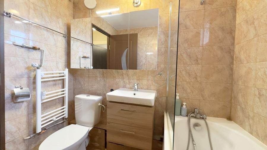 Apartament cu 3 camere semidecomandat în Rahova
