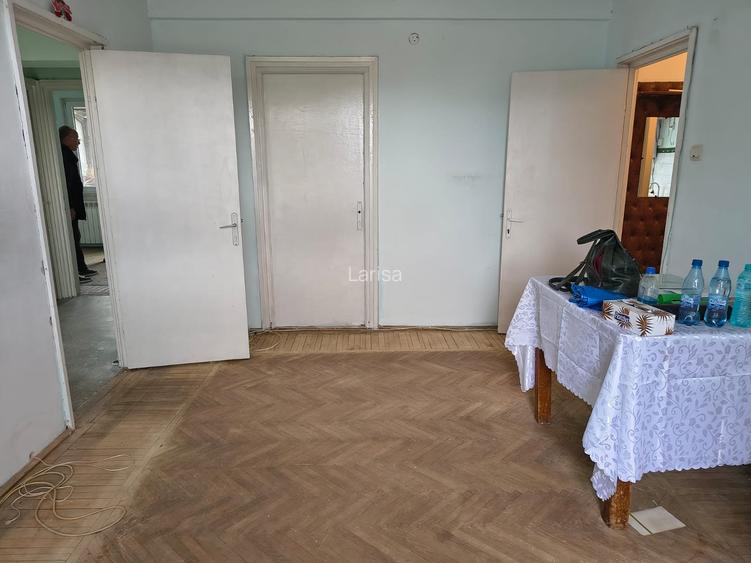 PRIMARIE APARTAMENT CU 4 CAMERE , VEDERE MARE 74 MP PRET 99900 EURO