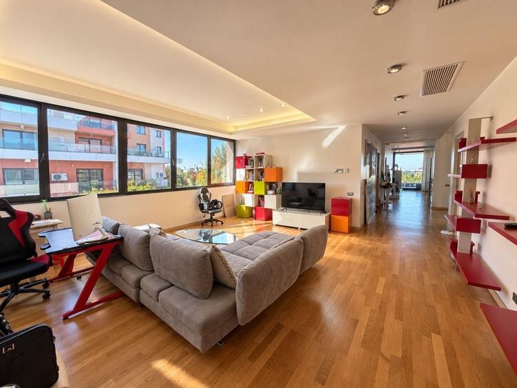 Penthouse cu 10 camere decomandat, mobilat în Herăstrău