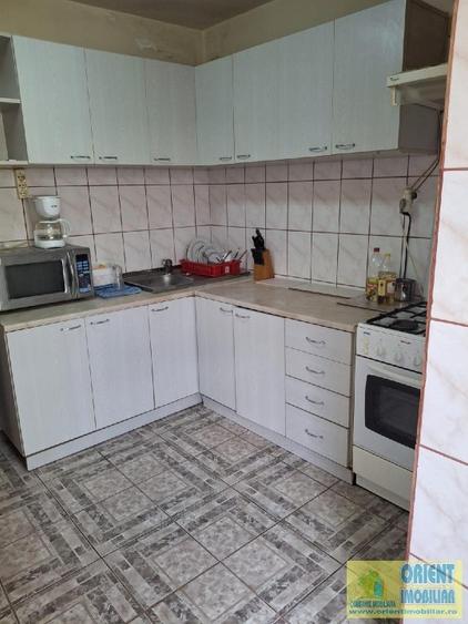 FAR, de vanzare 3 camere, decomandat, etaj 1, gaze - 15
