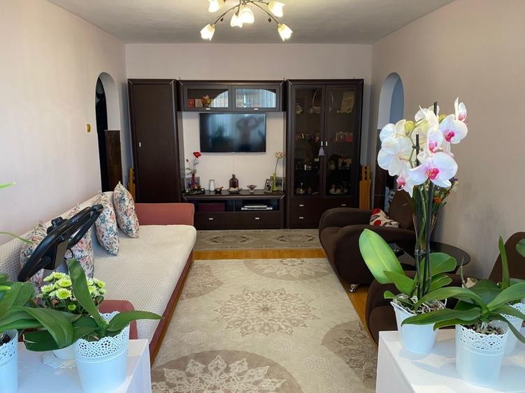 3 camere  etajul 3/4 zona Alexandru Cel Bun - 1