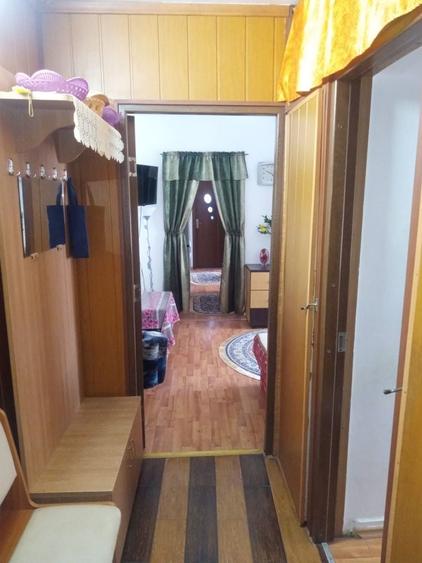 Apartament cu 4 camere semidecomandat în Petros