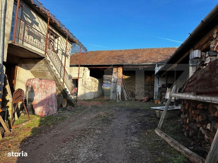 Casa cu 4 camere,baie, bucatarie,anexe.pivnita teren 2500 mp - 2