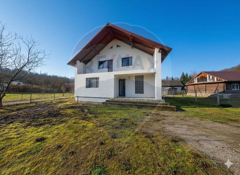 Casă cu 5 camere cu Teren 2688 Mp în Piatra