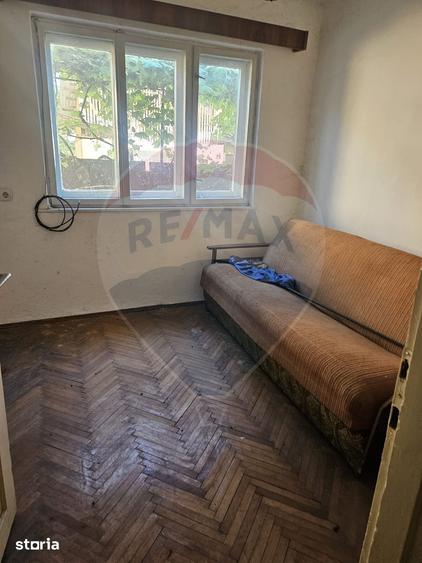 Casă cu 6 camere cu Teren 250 Mp în Central