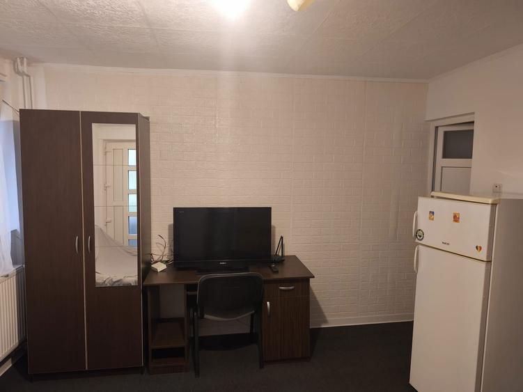 Inchiriez Garsoniera la Curte - 5