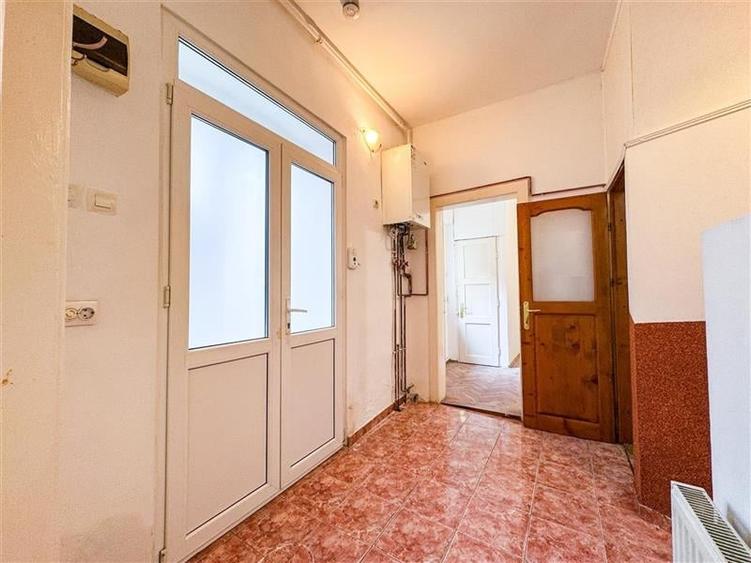 FILM!Apartament 2 camere decomandate, parter, in casa,curte comuna,Central,Braso - 3