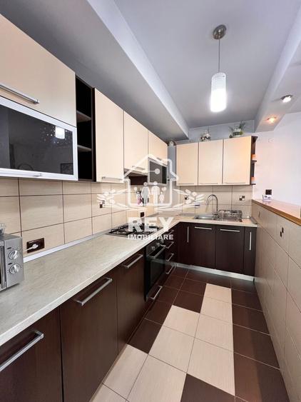 Apartament cu 3 camere semidecomandat, mobilat în Turnișor
