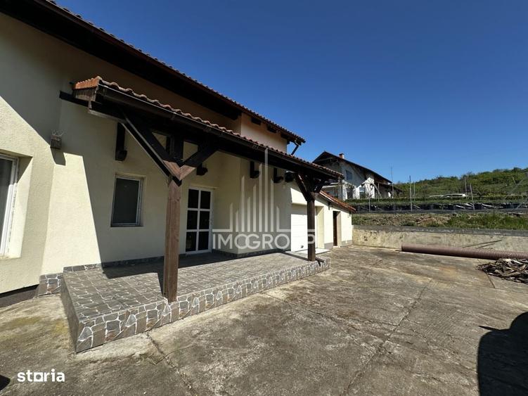 Casă cu 4 camere în Sub Coastă