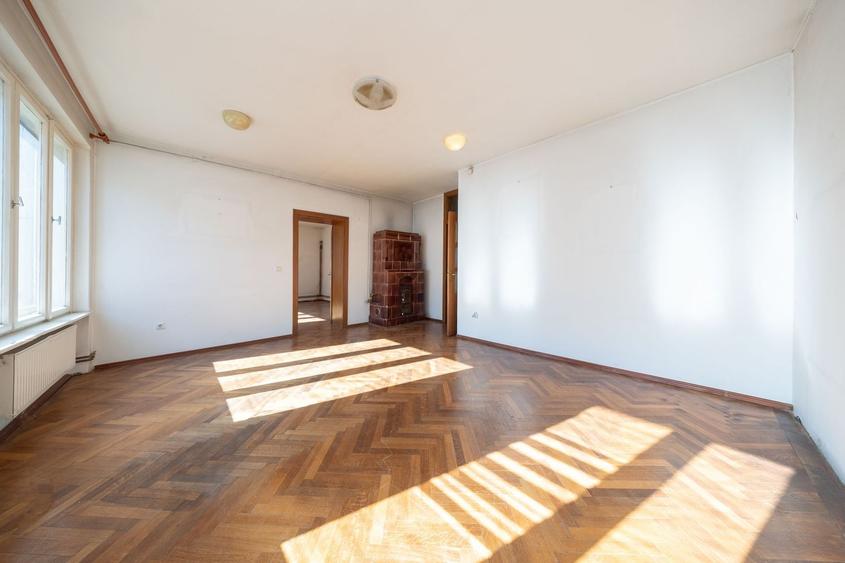 Casă individuală cu 10 camere cu Canalizare în Central