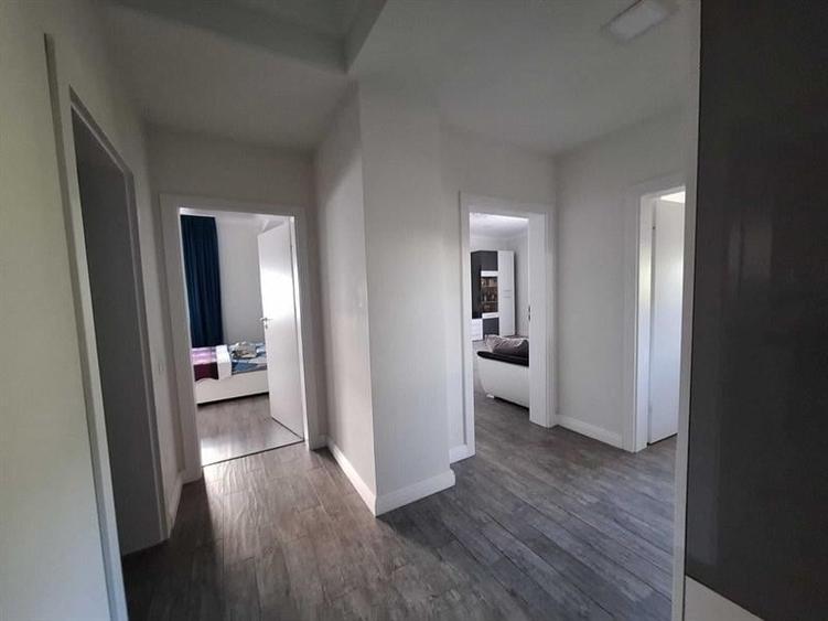 Apartament cu 3 camere decomandat, mobilat în Cornitoiu