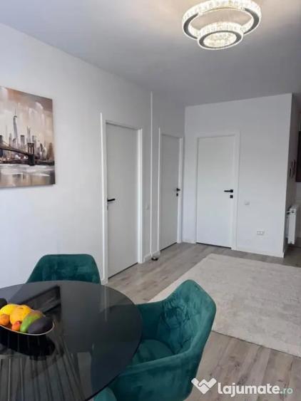 Apartament cu 3 camere semidecomandat în Dâmbul Rotund