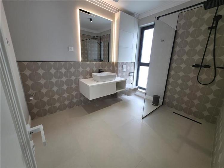 Casă individuală cu 6 camere cu Canalizare în Sud-Est
