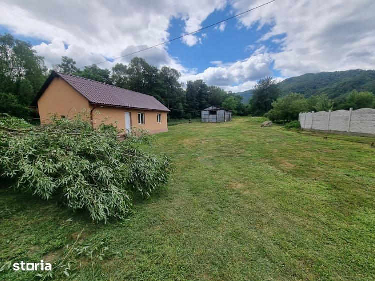 Casă cu 2 camere cu Teren 5655 Mp în Hobița