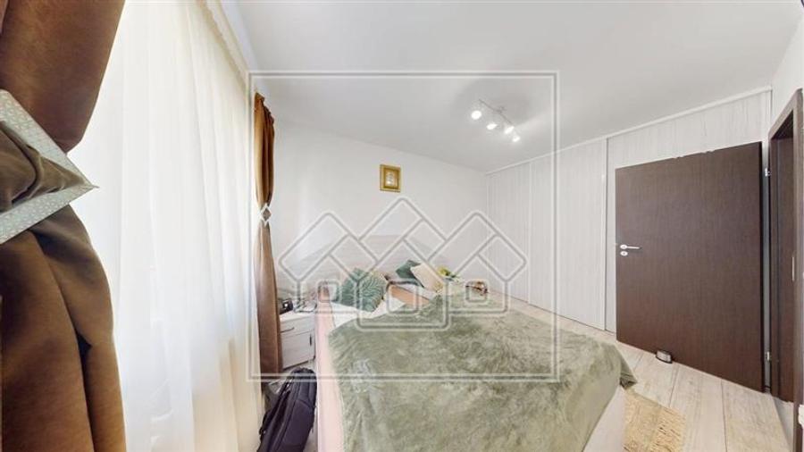 Apartament cu 3 camere decomandat în Exterior Vest