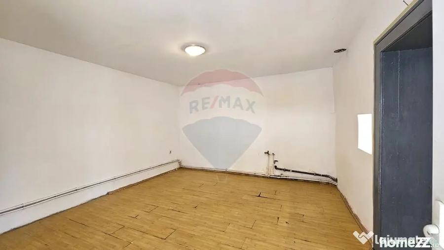 Casă cu 7 camere cu Teren 1151 Mp în Central