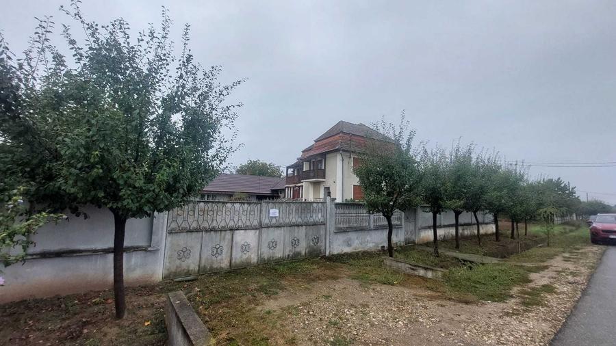 Casă cu 4 camere în Sânlazăr