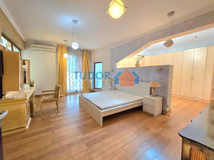 Casă individuală cu 7 camere cu Canalizare în Central