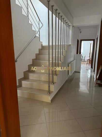 Casă individuală cu 6 camere cu Canalizare în Tineretului